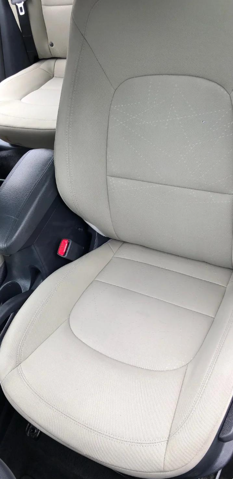 Le même siège de voiture propre et uniforme après le shampouinage